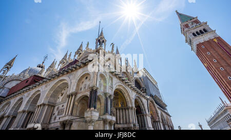 Campanile und Markusdom auf dem Markusplatz, Venedig, Veneto, Italien Stockfoto