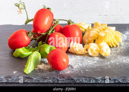 Fusilli frischen Tomaten und Basilikum die Zutaten für ein typisches Gericht der italienischen Pasta Stockfoto