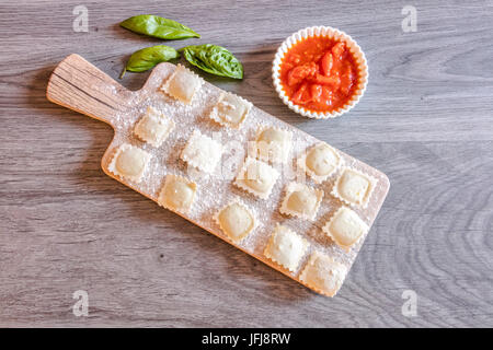 Handgemachte Ravioli mit frischen Zutaten eine typische Pasta der italienischen Küche Stockfoto