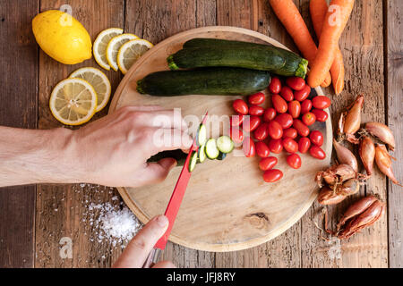 Koch schneidet Gemüse wesentliche Bestandteile von typischen und gesunde italienische Küche Stockfoto