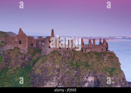 Großbritannien, Nordirland, County Antrim, Bushmills, Dunluce Castle Ruinen, Dawn Stockfoto