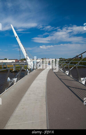 Großbritannien, Nordirland, County Londonderry, Derry, die Peace Bridge über den Fluss Foyle, 2011 Stockfoto