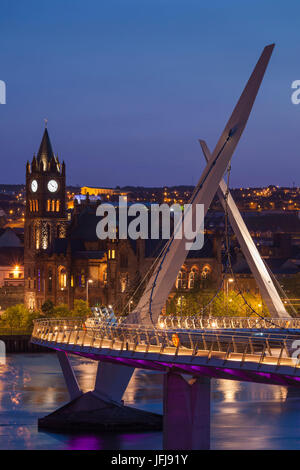 Großbritannien, Nordirland, County Londonderry, Derry, die Peace Bridge über den Fluss Foyle, Dämmerung 2011 Stockfoto