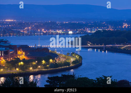 Großbritannien, Nordirland, County Londonderry, Derry, die Peace Bridge über den Fluss Foyle, 2011, erhöht, Ansicht, Dawn Stockfoto