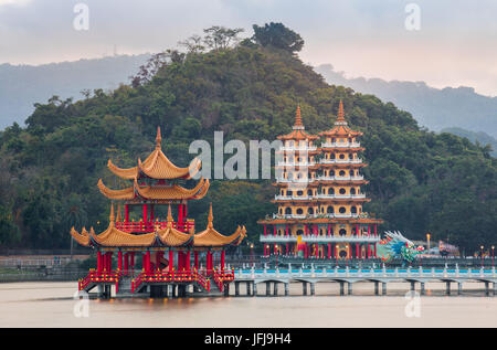 Taiwan, Kaohsiung Stadt, Tsoying Bezirk, Lotusteich, Drachen- und Tiger Pagoden Stockfoto