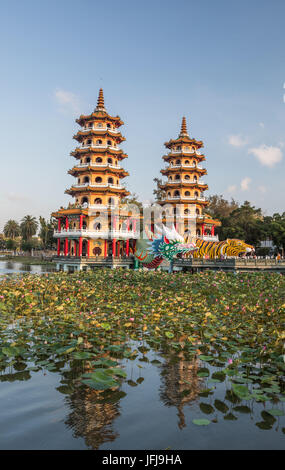 Taiwan, Kaohsiung Stadt, Tsoying Bezirk, Lotusteich, Drachen- und Tiger Pagoden Stockfoto