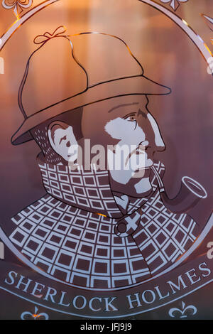 England, London, Sherlock Holmes Pub, Fenster mit Bild von Sherlock Holmes Stockfoto