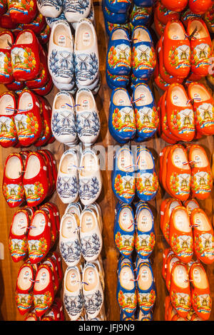 Europa, Niederlande, Amsterdam, Souvenir Shop Anzeige der bunten Holzschuhe Stockfoto