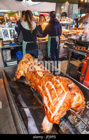 England, London, Southwark, Borough Market, Garküche, Schwein braten kochen am Spieß Stockfoto