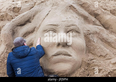 England, London, Southwark, Bankside, Künstler machen Sandskulpturen am Ufer der Themse bei Ebbe Stockfoto