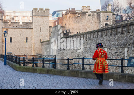 England, London, Tower of London, Tower Wände und Beefeater Stockfoto