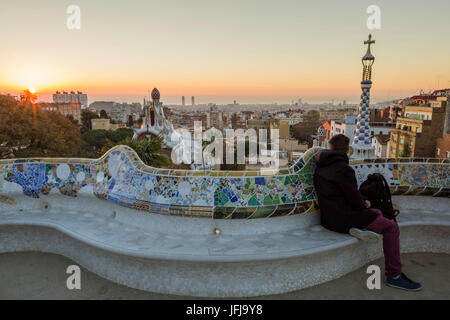 Park Güell mit Skyline der Stadt hinter bei Sonnenaufgang, Barcelona, Katalonien, Spanien Stockfoto