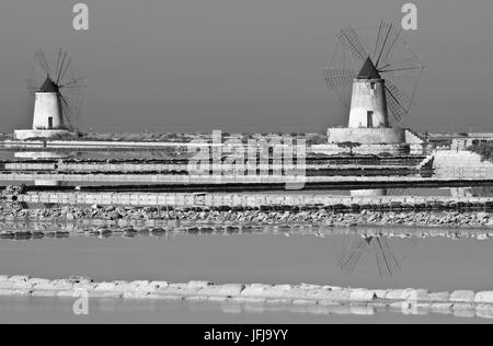 Typischen Windmühlen in den Salinen von Trapani in Sizilien, Italien, Europa Stockfoto