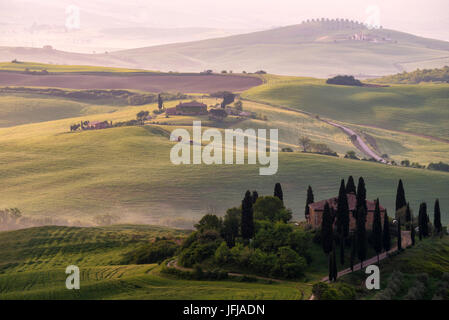 Europa, Italien, Podere Belvedere Sonnenaufgang in der Toskana, Provinz Siena, Orcia-Tals, Stockfoto