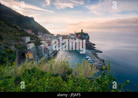 Sonnenaufgang in Vernazza, 5 Terre Naturpark, Provinz La Spezia, Ligurien, Italien Stockfoto