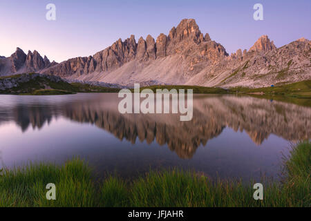 Mount Paterno Reflexion in der Morgendämmerung, Provinz Bozen, Trentino Alto Adige, Italien, Stockfoto