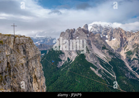 Mann tut eine Highline (Slackline), Monte Piana, Dolomiten, Alto Adige, Südtirol, Italien, Veneto, im Hintergrund der Cristallo Berg Stockfoto