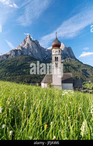 Kastelruth / Kastelruth, Dolomiten, Südtirol, Italien, die Kirche von St. Valentin in Kastelruth/Kastelruth, im Hintergrund die schroffen Felsen des Schlern/Schlerngebiet Stockfoto