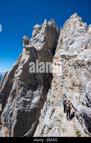 Dolomiten, Veneto, Italien, Sorapiss, Bergsteiger auf den Klettersteig Berti Stockfoto