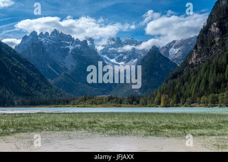 Carbonin, Dolomiten, Südtirol, Italien, See Landro mit den Gipfeln der Cistallo Gruppe Stockfoto