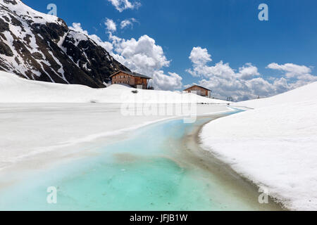 Terenten, Südtirol, Italien, Refugio Lago di Pausa / Tiefrastenhuette und den zugefrorenen See Stockfoto