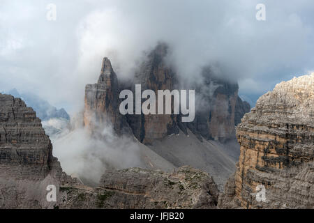 Sexten/Sexten, Dolomiten, Südtirol, Italien, Nebel umhüllt den Tre Cime di Lavaredo / Drei Zinnen Stockfoto