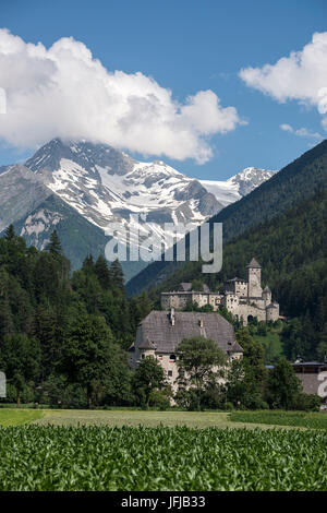 Campo Taufers/Sand in Taufers, Südtirol, Italien, die Burg Taufers und Sasso Nero/Schwarzenstein im Hintergrund Stockfoto