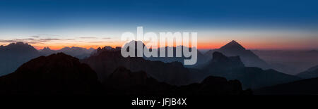 Dolomiten in der Silhouette bei Sonnenaufgang, Panorama Sommerfoto porträtiert das Profil der wichtige Berge wie die drei Zinnen, Sextner Dolomiten, Croda da Lago, Marmarole Antelao, Becco di Mezzodì, schießen vom Monte Cernera, Dolomiten, Veneto, Italien Stockfoto