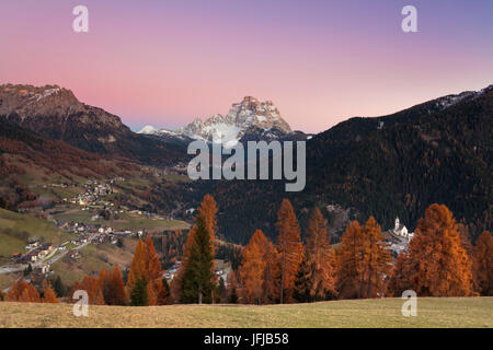 Die Dörfer von der Fiorentina Valle: Selva di Cadore, Santa Fosca, Pescul und rechts durch die Lärche Bäume der Kirche von Colle Santa Lucia, Europa, Italien, Veneto, Dolomiten Stockfoto