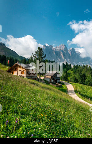 Villnösser Tal, Dolomiten, Südtirol, Italien, die Kaserillalm/Malga Caseril, im Hintergrund die Gipfel der Geisler Stockfoto