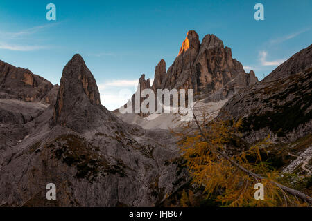 Sexten/Sexten, Dolomiten, Südtirol, Italien, Sonnenaufgang auf dem Gipfel La Lista und Croda dei Toni im Fischleintal Stockfoto