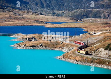 Schweiz, der Bernina express vom weißen See am Bernina-pass Stockfoto