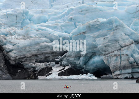 Rote Kanu (Kajak) in der Nähe von Gletscherfront, Portage Glacier, Alaska, USA Stockfoto