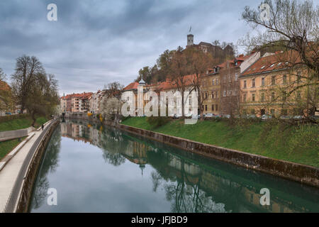 Europa, Slowenien, Ljubljana, Gebäude am Fluss Ljubljanica im zeitigen Frühjahr Stockfoto