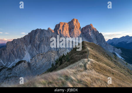 Europa, Italien, Veneto, Cadore, herbstlichen Sonnenuntergang in Richtung Monte Pelmo vom Gipfel des Col De La Puina, Dolomiten Stockfoto