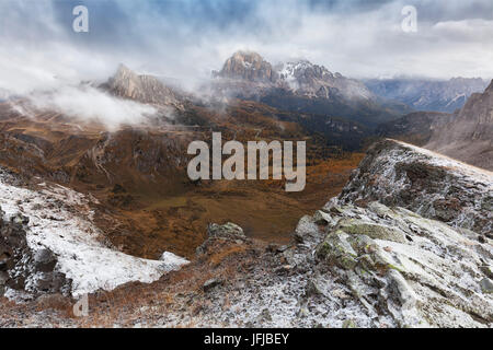 Der Giau Pass vom Giau Gabel, Dolomiten aus gesehen Stockfoto