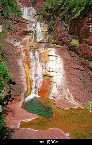 Mehrstufiger Wasserfall mit Tauchbecken. Vallon de Challandre, Beuil, Hinterland der Französischen Riviera, Alpes-Maritimes, Frankreich. Stockfoto