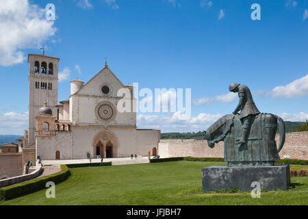 Europa, Italien, Umbrien, Perugia, Basilika des Heiligen Franziskus von Assisi mit statue Stockfoto