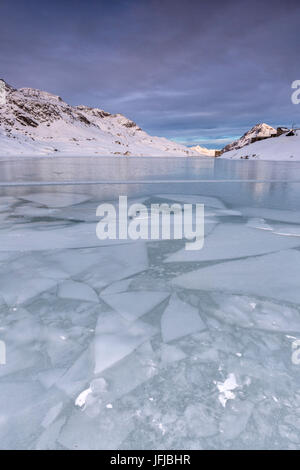 Geometrische Eis bildet sich unter der Glasfläche gebildet nach einer teilweisen Tauwetter in den klaren Gewässern des White Lake, Berninapass, Kanton Graubündens, Engadin, Schweiz, Europa Stockfoto