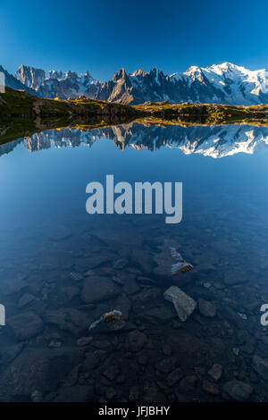 Mont Blanc reflektieren bei Sonnenaufgang am Lac de Chesery, Haute Savoie-Frankreich Stockfoto