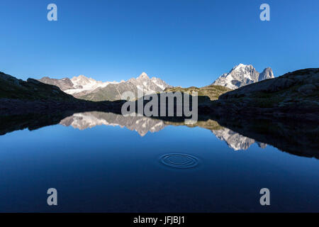 Der Mont Blanc-Bergkette spiegelt sich in den Gewässern des Lac de Chesery, Haute Savoie-Frankreich Stockfoto