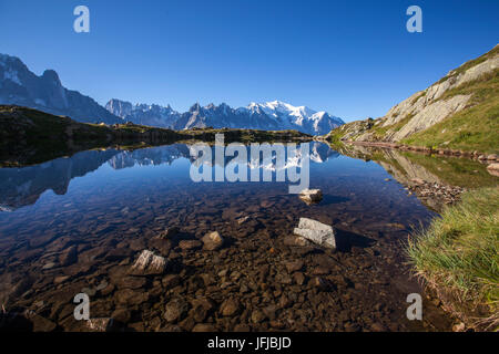 Der Mont Blanc-Bergkette spiegelt sich in den Gewässern des Lac de Chesery, Haute Savoie-Frankreich Stockfoto