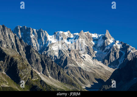 Les Grandes Jorasses sind die meisten auffallend komplexe und leistungsfähige Struktur des Mont Blanc Massivs, Frankreich Stockfoto