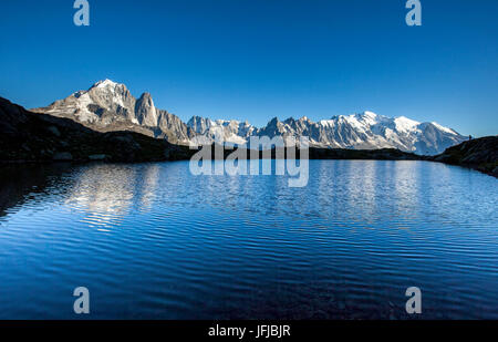 Mont-Blanc-Massiv, gesehen vom Lac de Chesery, Haute Savoie, Frankreich Stockfoto