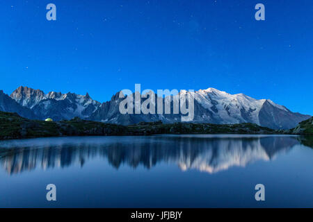 Der Mont Blanc-Bergkette spiegelt sich in den Gewässern des Lac de Chesery, Haute Savoie-Frankreich Stockfoto