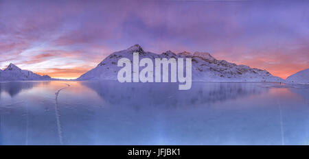 Übersicht aus der gefrorenen Oberfläche von See Bianco am Bernina Pass bei Sonnenaufgang, Kanton Graubünden, Engadin, Schweiz, Europa Stockfoto