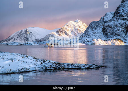 Angelboot/Fischerboot, die Rückkehr in den Hafen aus einen Ausflug zum Fischen vor der Küste von Henningsvær, Lofoten Inseln, Norwegen, Europa Stockfoto