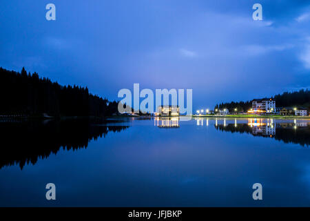 Reflexionen und Lichter der Dämmerung auf See Misurina, Cortina d ' Ampezzo, Dolomiten, Veneto, Italien, Europa Stockfoto