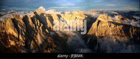 Luftbild von der Mountain Range Geisler umgeben von Wolken, Dolomiten Val Funes Trentino Alto Adige South Tyrol Italien Europa Stockfoto