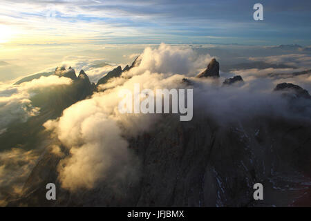 Luftbild von der Mountain Range Geisler umgeben von Wolken, Dolomiten Val Funes Trentino Alto Adige South Tyrol Italien Europa Stockfoto